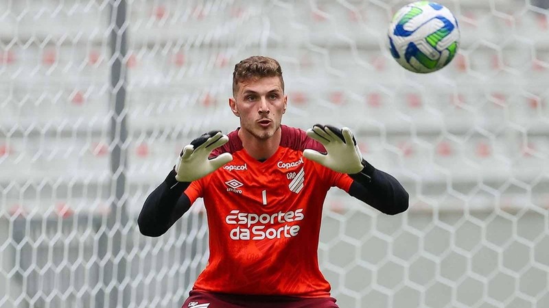 Bento Matheus Krepski luyện tập trước khi ra sân