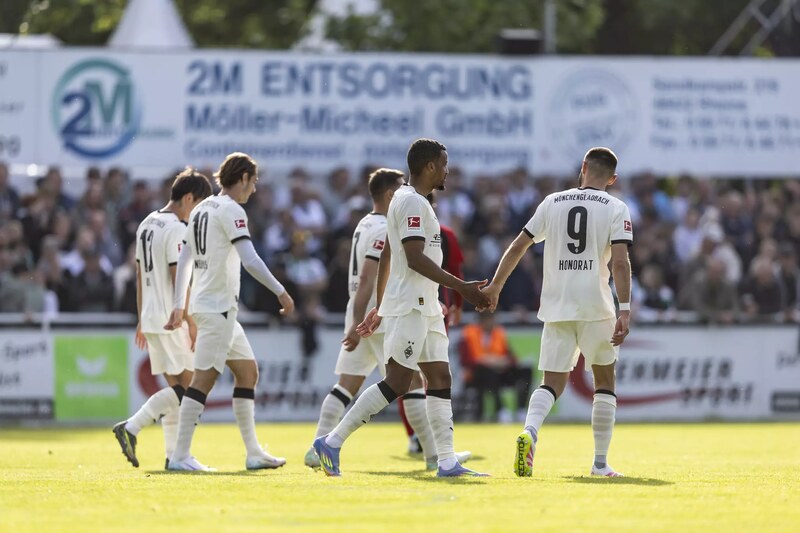 Borussia Mönchengladbach trong màu áo trắng thi đấu tại Bundesliga 2025