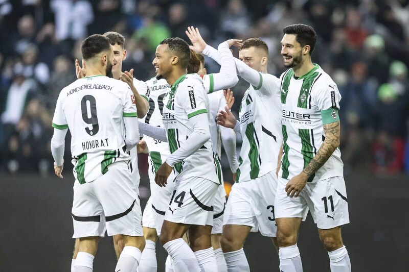Các cầu thủ Borussia Mönchengladbach thi đấu ăn ý trên sân cỏ