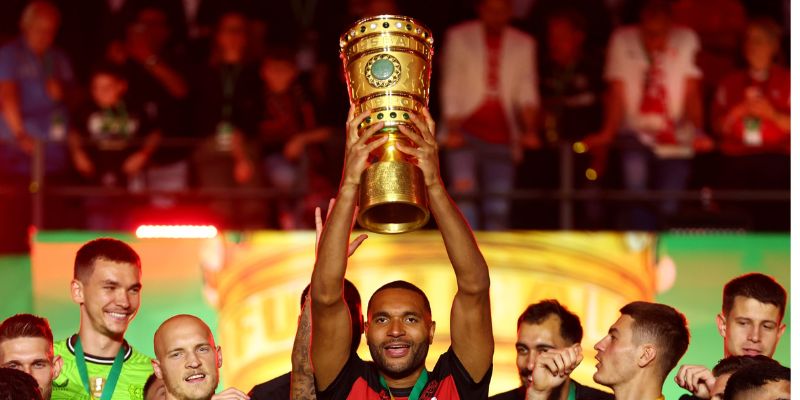 Chân bóng tài năng và các danh hiệu tại Bayer Leverkusen