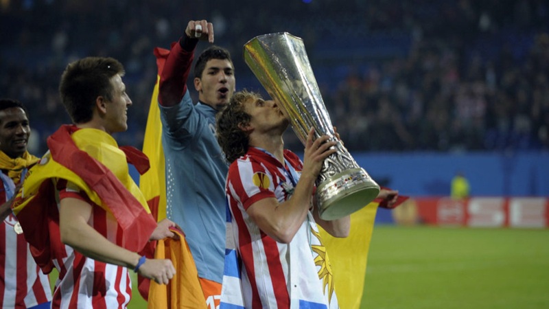 Forlán và chiếc cúp vô địch Europa League 2009/10 cùng Atlético