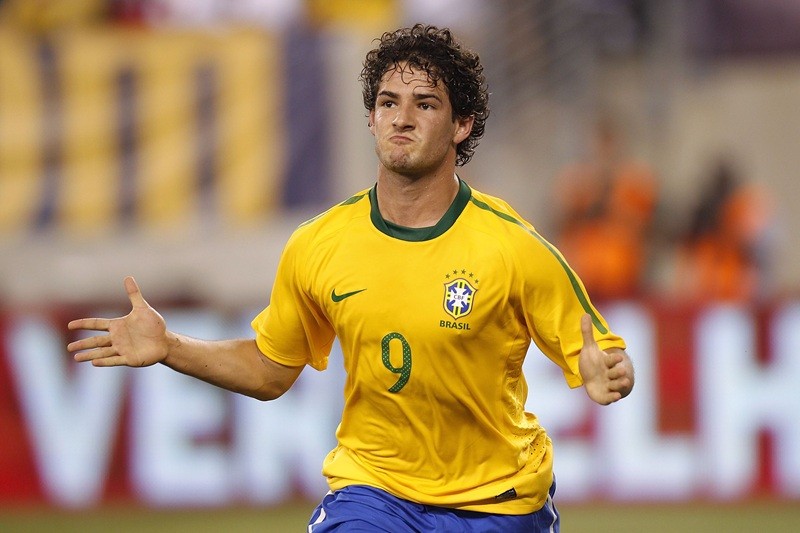 Khoảnh khắc thi đấu trong màu áo tuyển quốc gia của Alexandre Pato