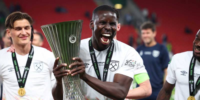 Kurt Zouma vô địch với West Ham United