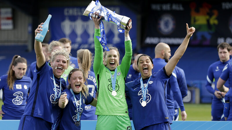 Nữ chiến binh giơ cao chiếc cúp vô địch Women’s Super League